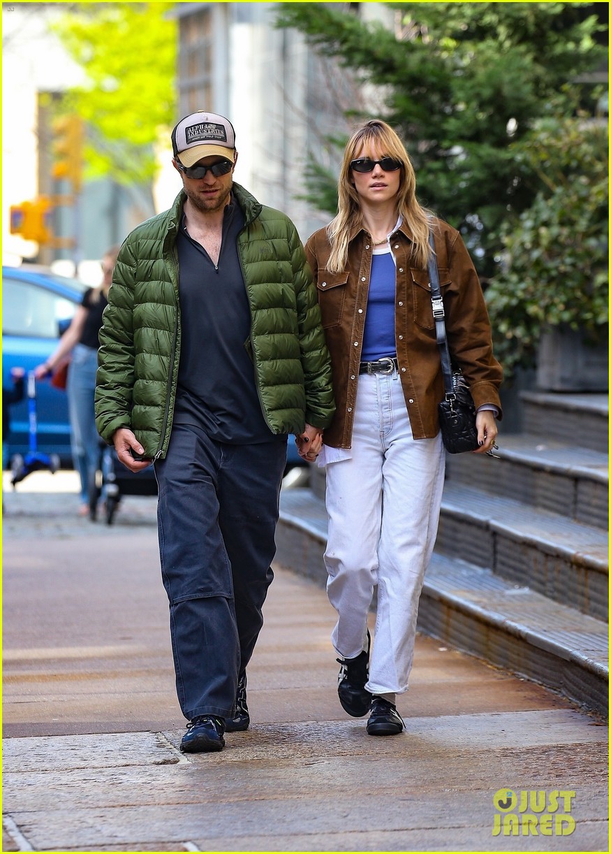 Robert Pattinson & Suki Waterhouse Hold Hands During NYC Outing Photo