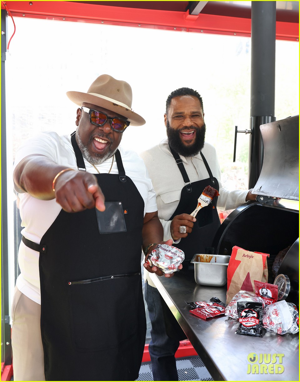 Anthony Anderson & Cedric the Entertainer Debut Their New Sauces They(02)