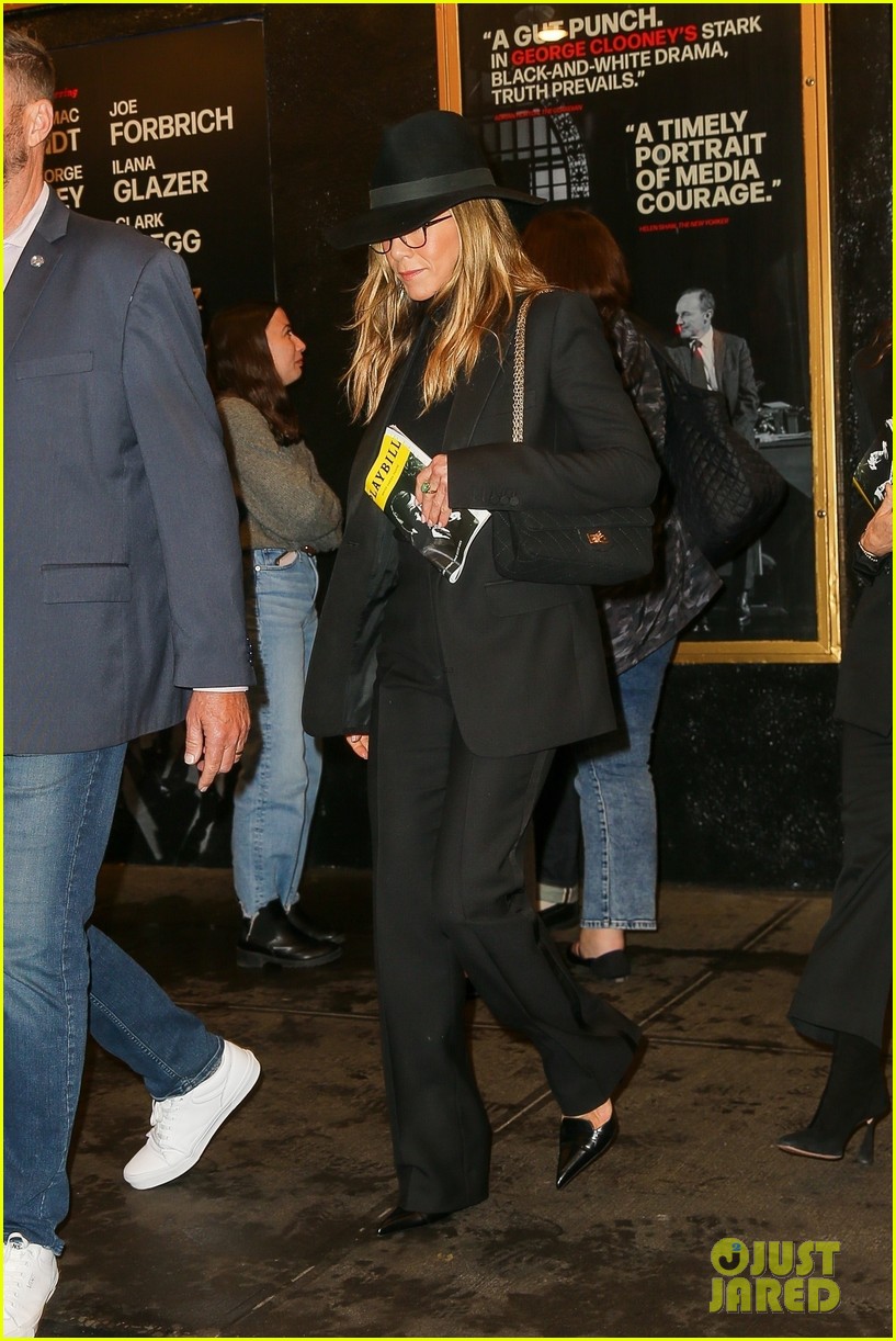 Jennifer Aniston & Jason Bateman Check Out Pal Clooney's(02)