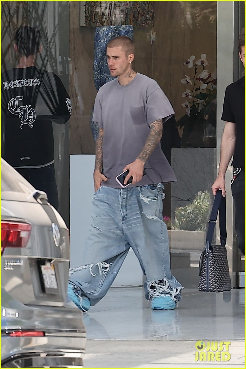 Justin Bieber Grabs Himself in Baggy Pants After Stopping by Local Bank