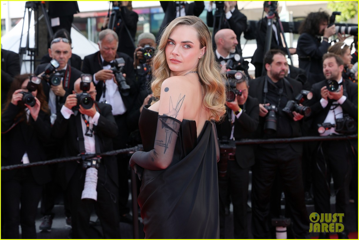 Cara Delevingne Ditches Black Wig, Goes Back to Her Normal Hair Color ...