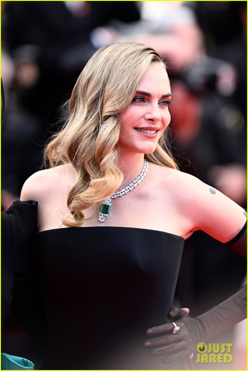 Cara Delevingne Ditches Black Wig, Goes Back to Her Normal Hair Color ...