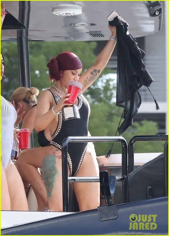 Cardi B & New Boyfriend Stefon Diggs Celebrate Memorial Day Holiday on a  Yacht in Miami: Photo 5164430 | Cardi B, Stefon Diggs Photos | Just Jared:  Entertainment News