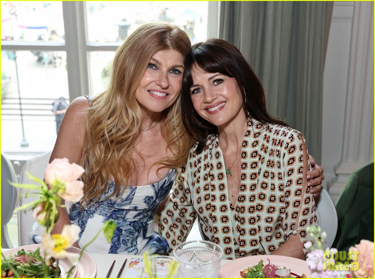 Connie Britton & Boyfriend David Windsor Share Rare PDA Moment at Her(01)