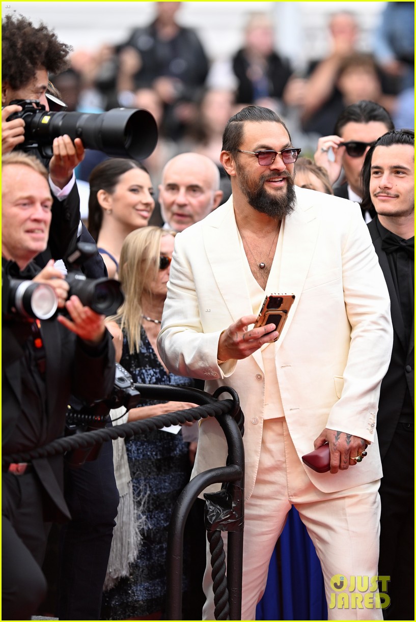 Dakota Johnson Joins Adria Arjona & Boyfriend Jason Momoa at