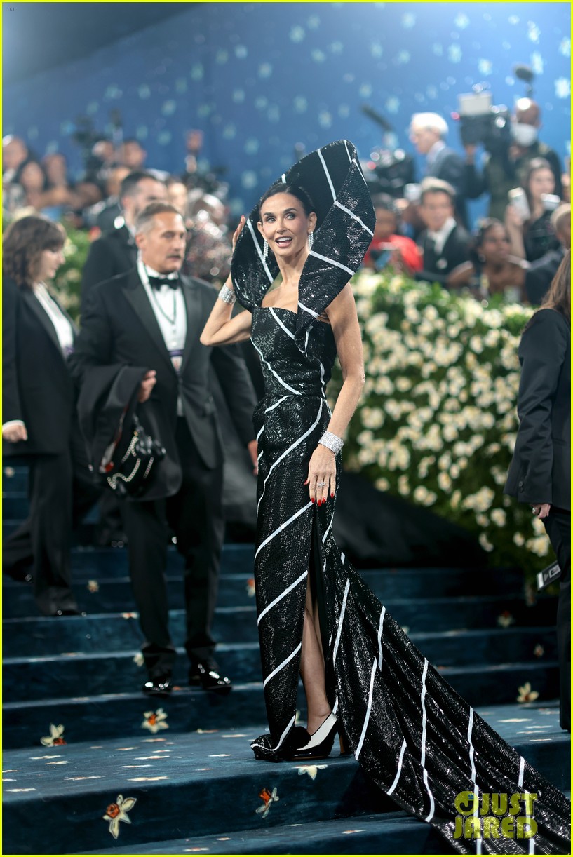 Demi Moore Wears a Literal Neck Tie at Met Gala 2025! Photo 5153424