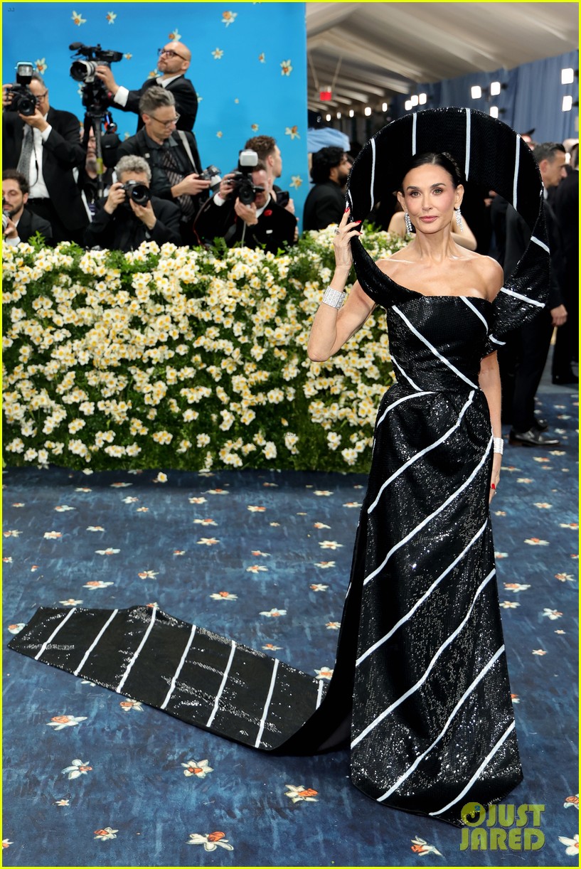 Demi Moore Wears a Literal Neck Tie at Met Gala 2025! Photo 5153425