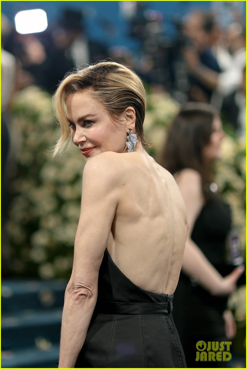 Nicole Kidman Shocks with Short Hair at Met Gala 2025, Though She's(02)