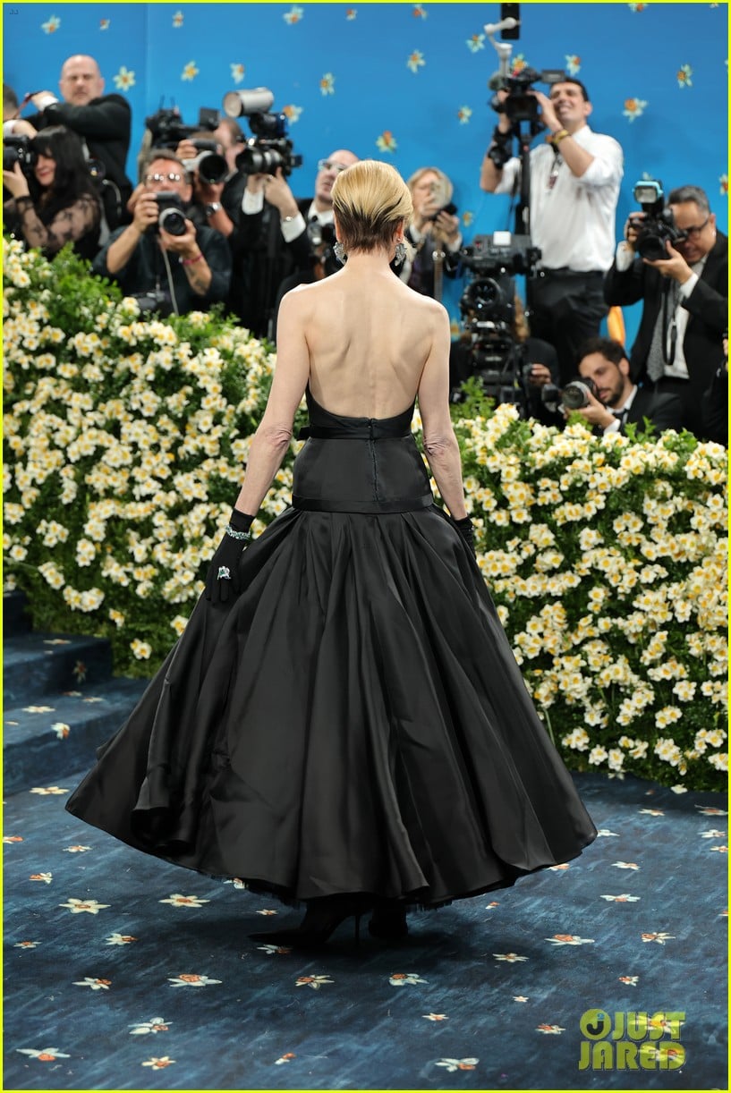 Nicole Kidman Shocks with Short Hair at Met Gala 2025, Though She's