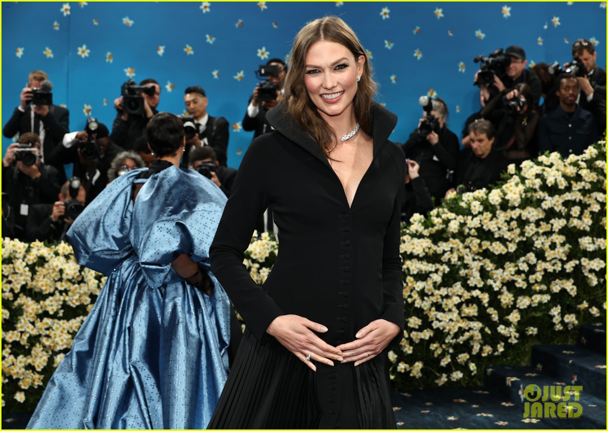 Karlie Kloss Cradles Her Baby Bump at Met Gala 2025 Photo 5153395(01)