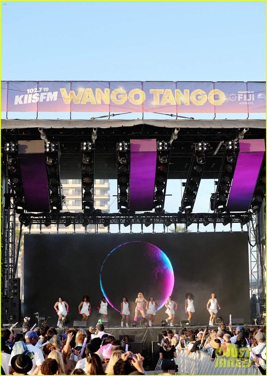 Meghan Trainor Changes 'All About That Bass' Lyrics to Reference