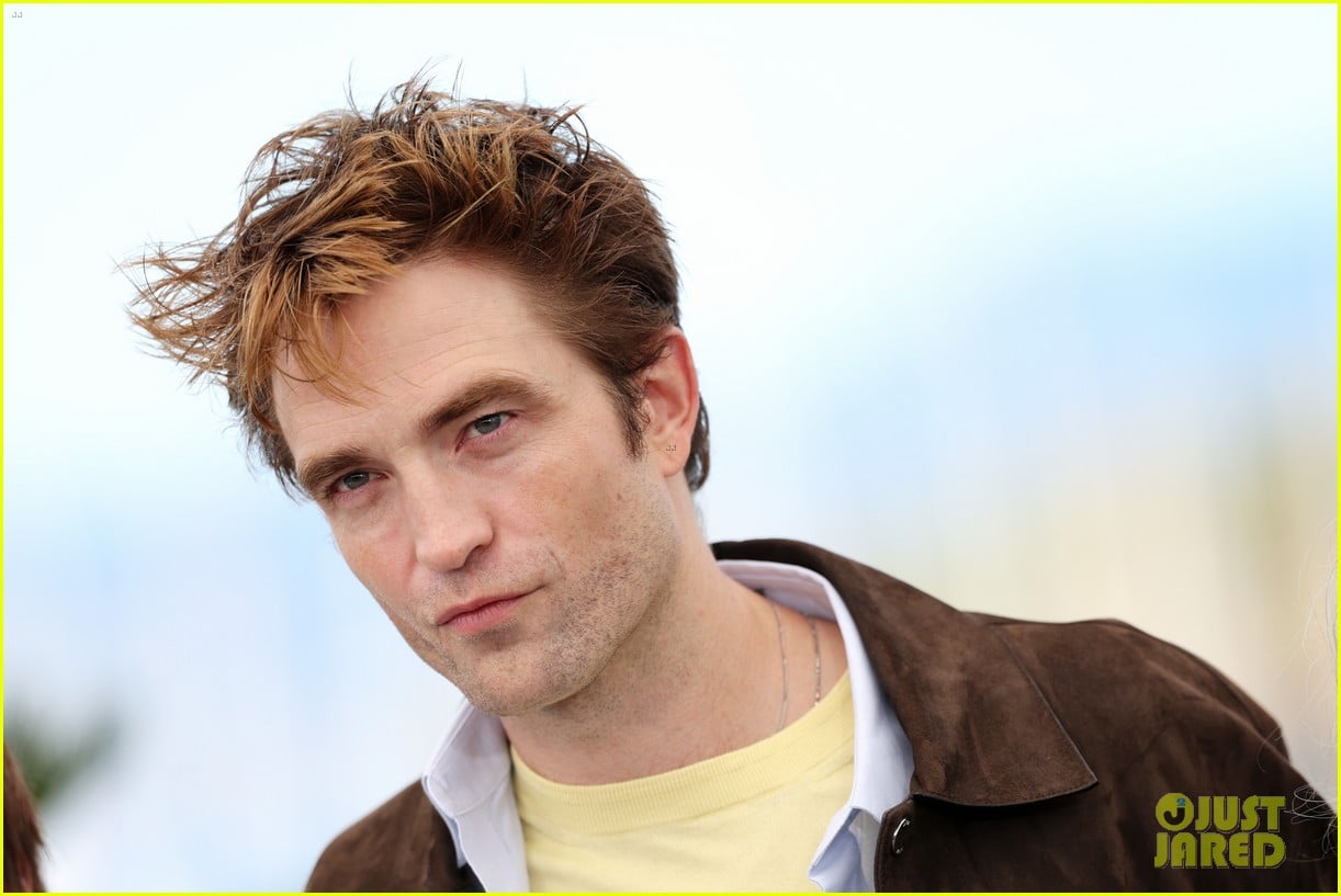 robert-pattinson-60-dollar-sneakers-03.jpg