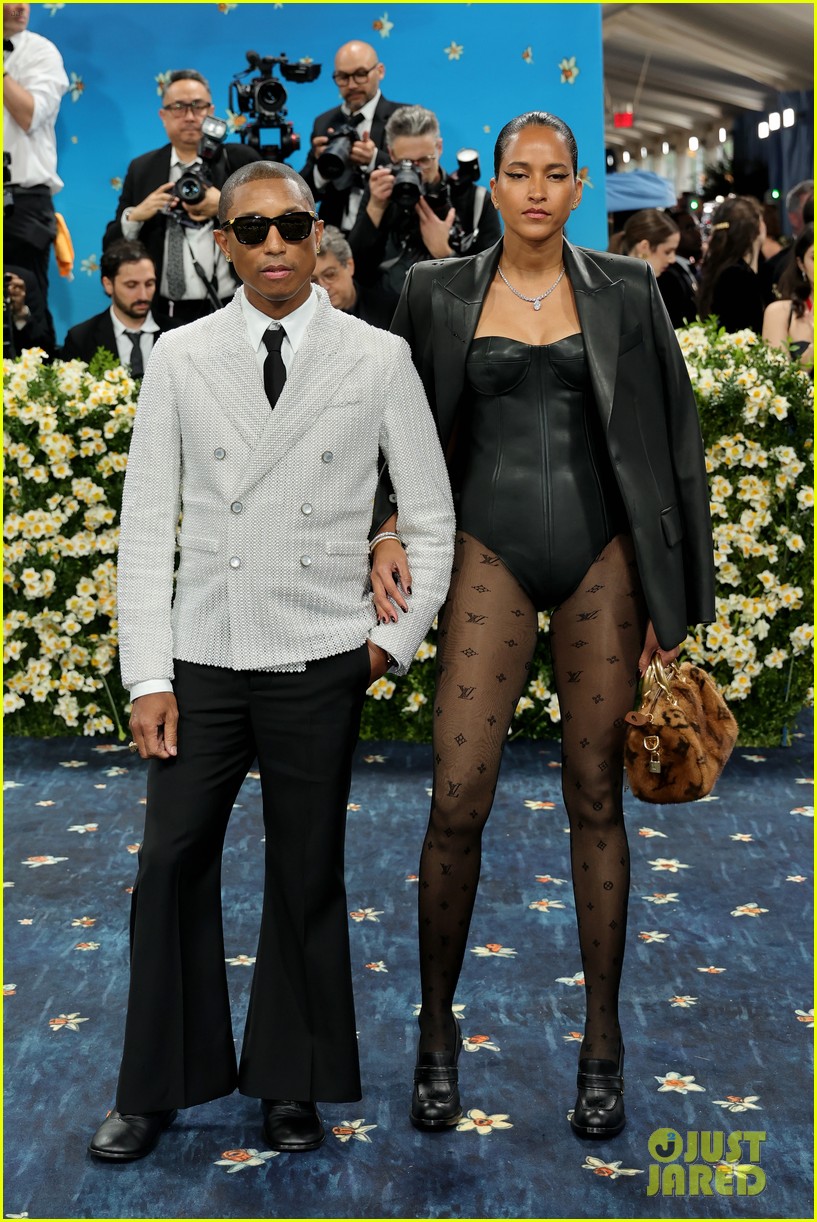 🎂🎈🎂🎈🎂 Happy Birthday #PharrellWilliams! #Pharrell Is 52 Today!  #NERD🎬🪮🎉 #TheNeptunes #Happy #MoneyMaker #Frontin  #ProducerOfHiddenFigures🎶 #DespicableMeOneAndTwoComposer Pharrell  #Lanscilo Williams is an American singer, songwriter, rapper ..., image size:817x1222