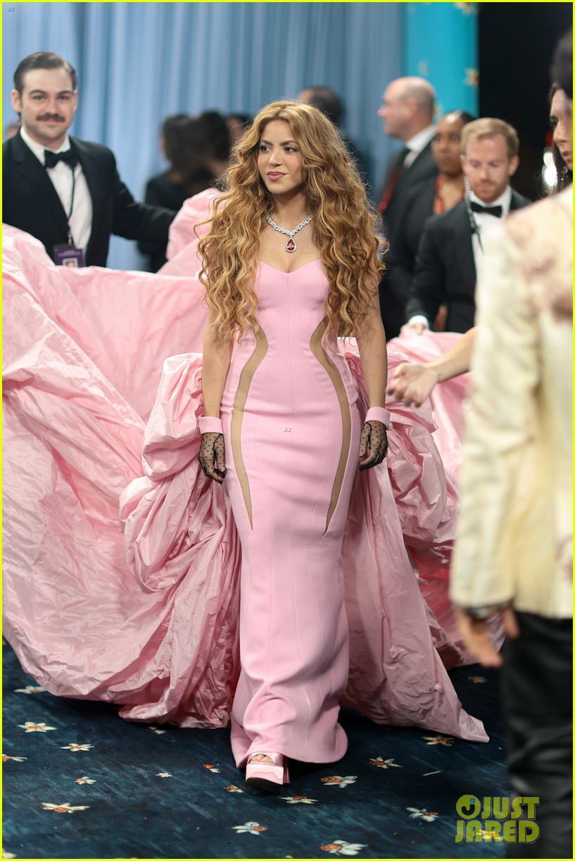 Shakira Stuns in a Pink Prabal Gurung Gown With a Massive Train at Met(02)