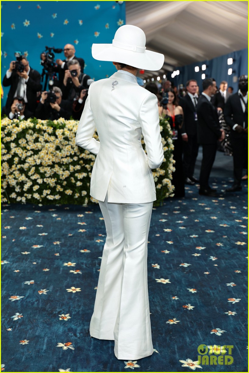 Zendaya Suits Up In Full White Look for Met Gala 2025 Photo 5153157(02)