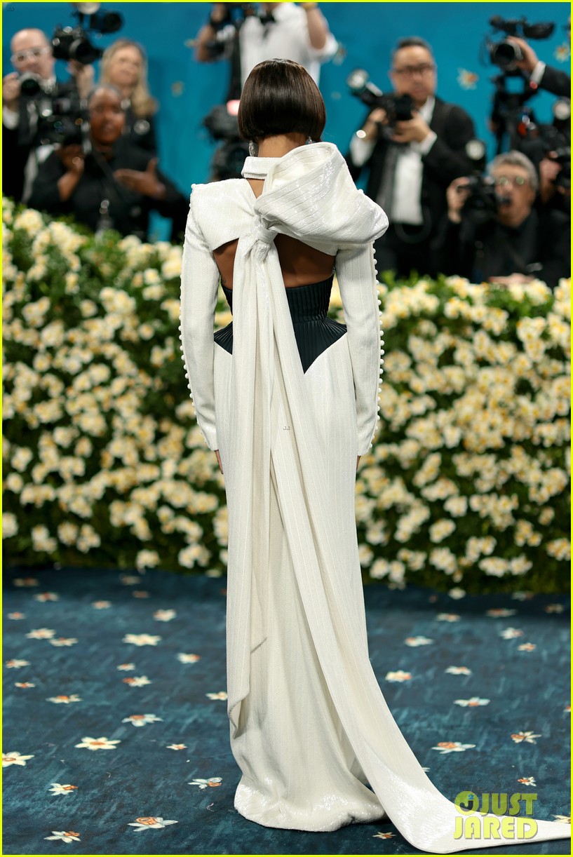 Zoe Saldana Wears Structured Thom Browne Dress to Met Gala 2025: Photo ...