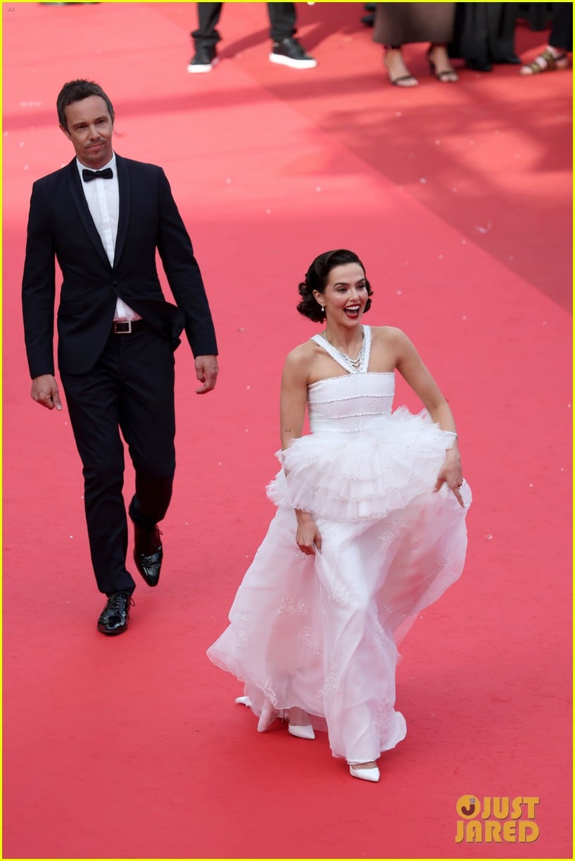 Zoey Deutch Stuns In White Chanel Gown At Cannes Film Festival 2025 For Zoey Deutch French Movie Cannes Film 2025 02