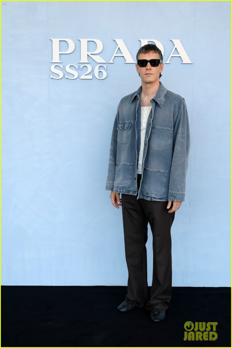 Benedict Cumberbatch, Archie Madekwe & Benito Skinner Sit Front Row at ...