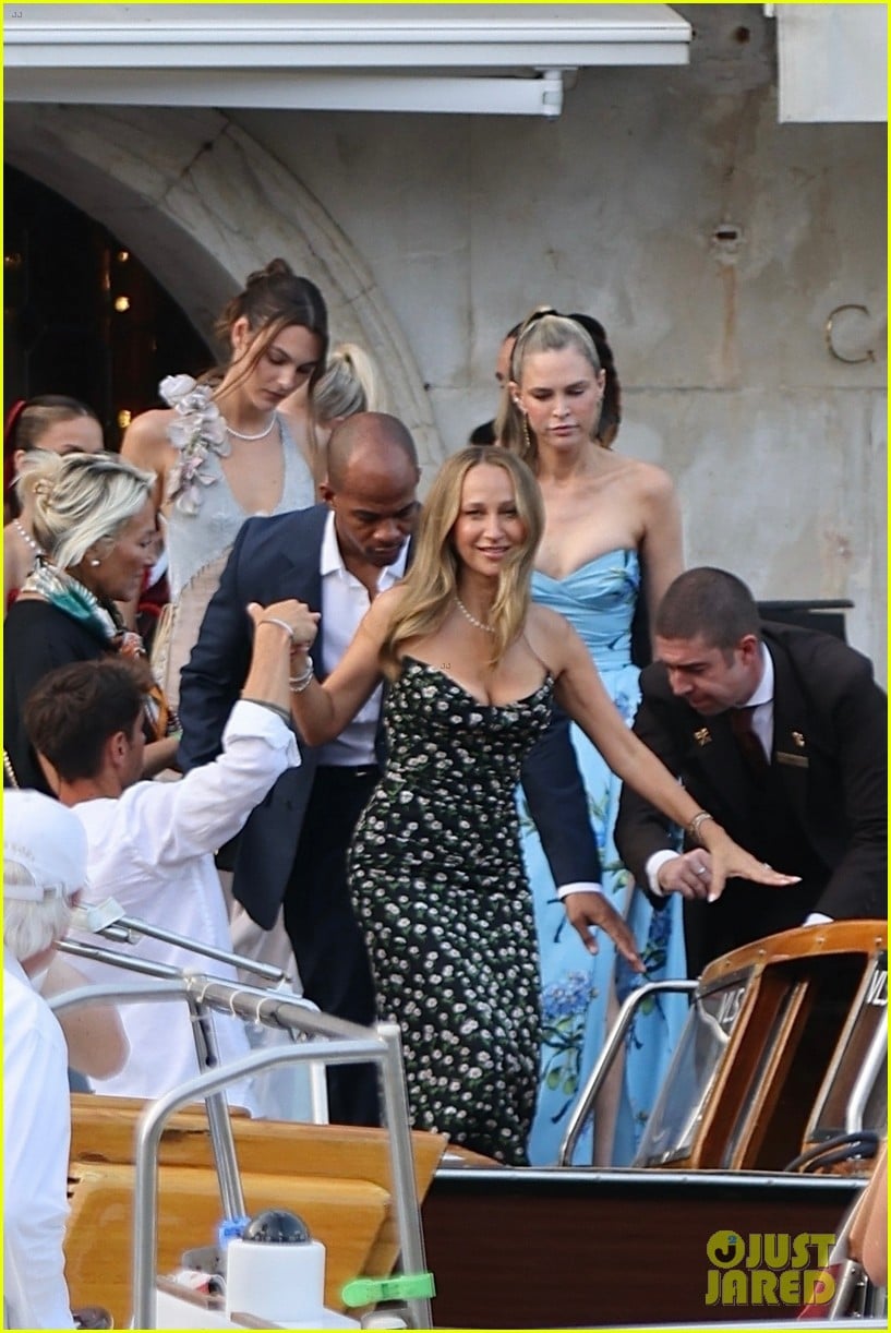 Every Star at Jeff Bezos & Lauren Sanchez's Wedding Party in(02)