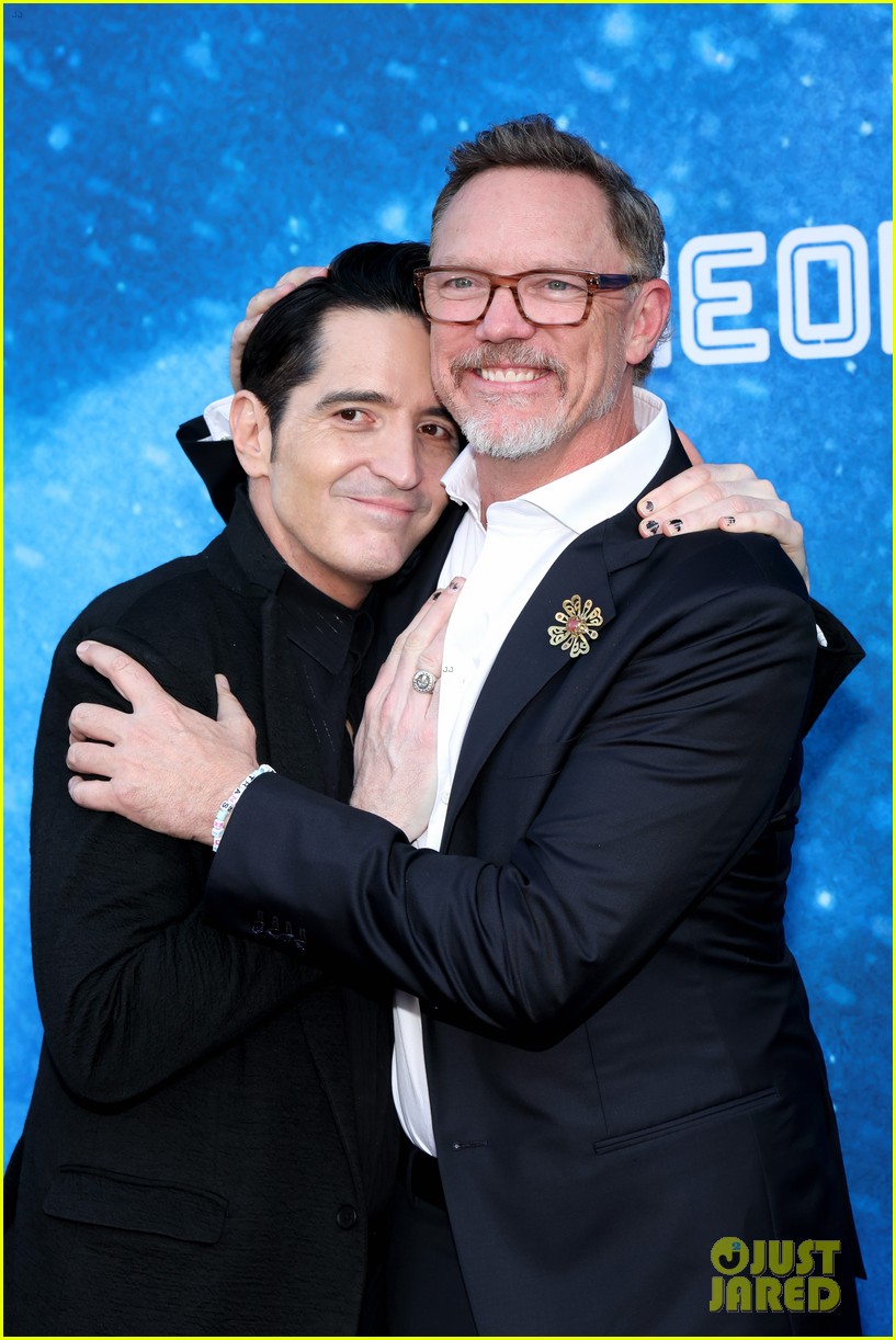 Tom Hiddleston Looks So Dapper at 'The Life of Chuck' Premiere Amid