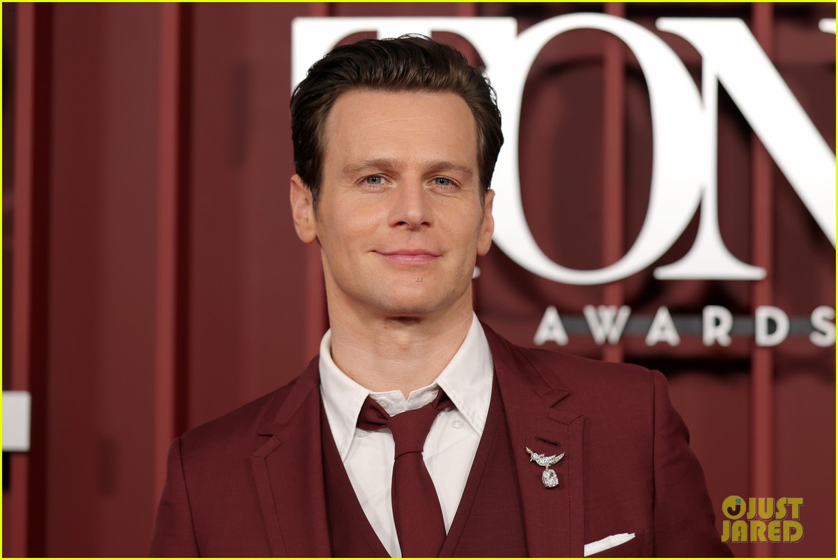 Jonathan Groff Joins Just In Time Co star Gracie Lawrence At Tony 