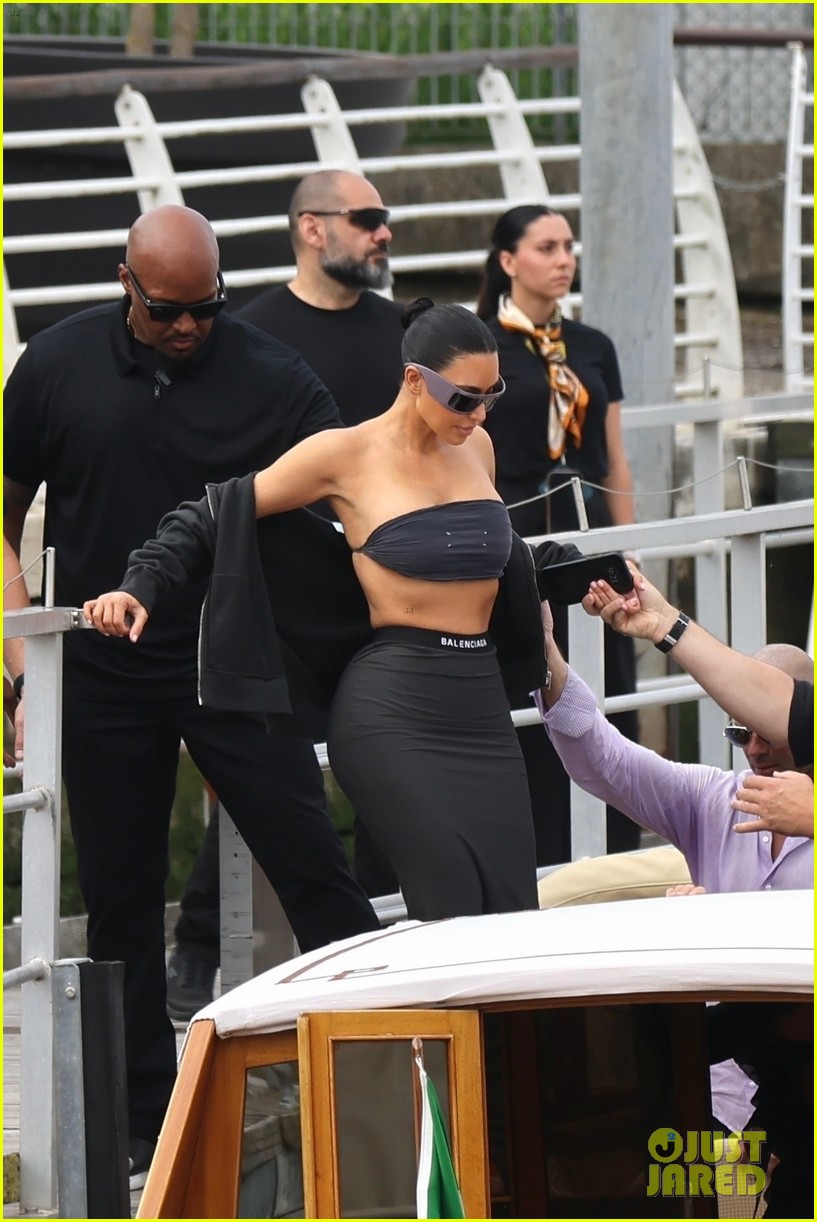 Kim & Khloe Kardashian Arrive for Jeff Bezos' Wedding in Venice, Meet