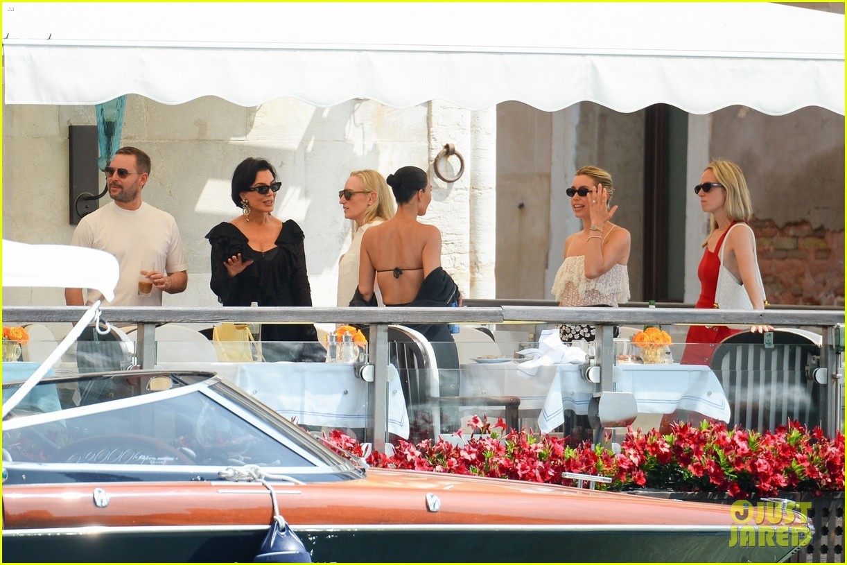 Kim & Khloe Kardashian Arrive for Jeff Bezos' Wedding in Venice, Meet(00)