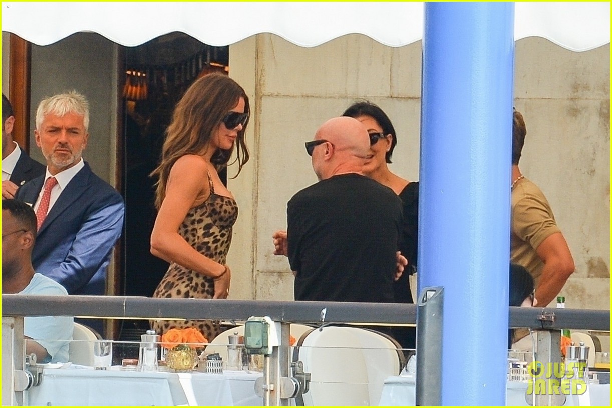 Kim & Khloe Kardashian Arrive for Jeff Bezos' Wedding in Venice, Meet