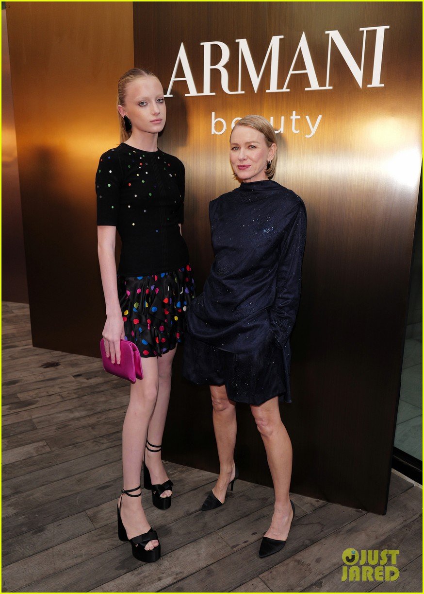 Naomi Watts Helps Daughter Kai with Her Makeup at Armani Beauty Event(02)