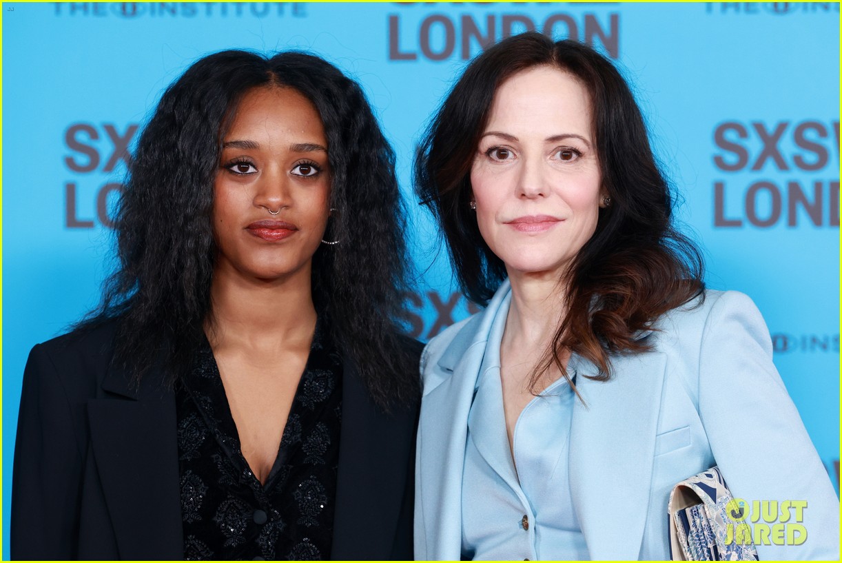 MaryLouise Parker Makes Rare Appearance with Daughter Ash at 'The(00)