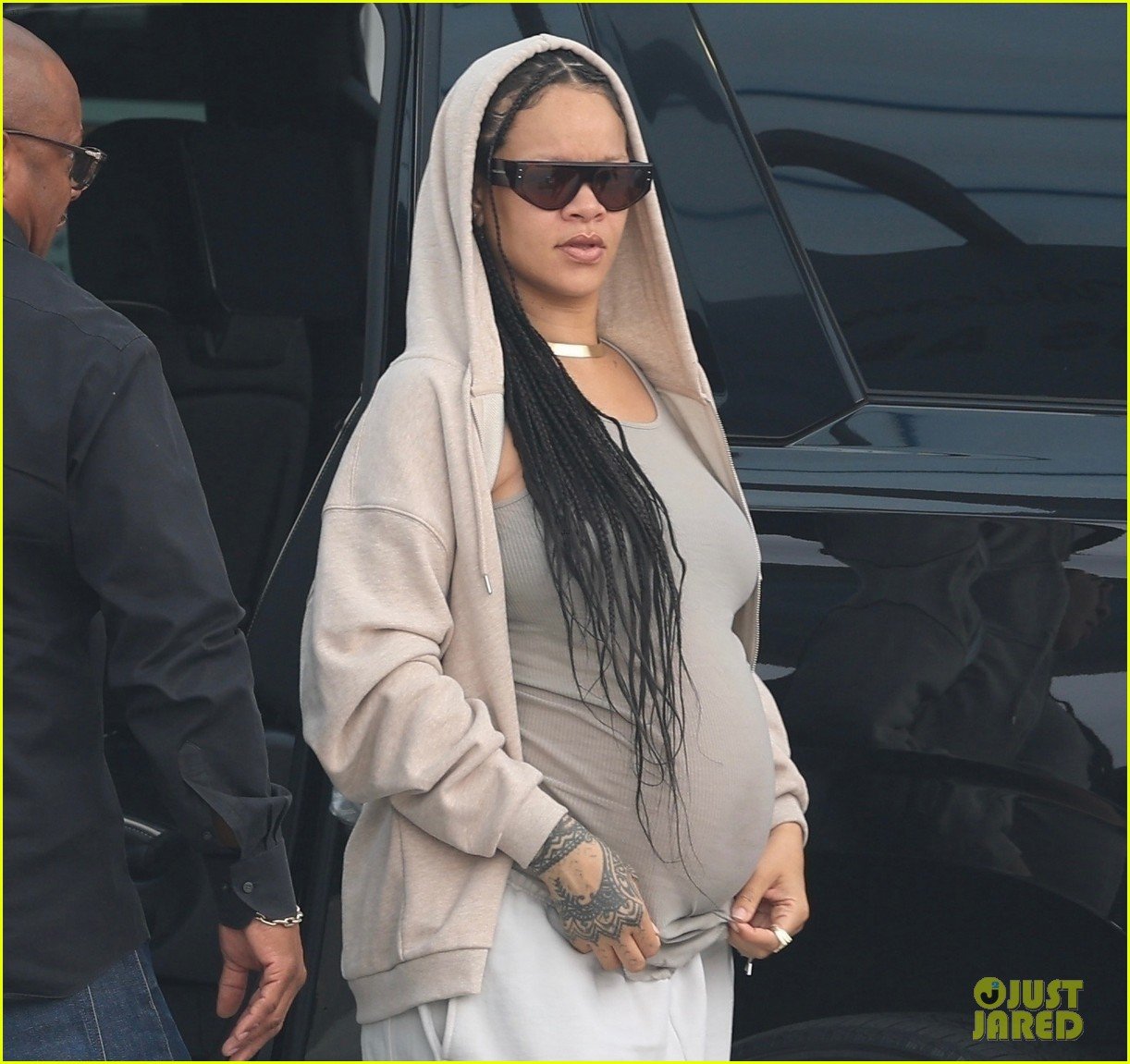 Rihanna Looks Cozy While Showing Off Baby Bump at LAX Photo 5175105(01)