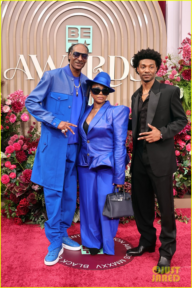 Snoop Dogg & Wife Shante Wear Matching Outfits at BET Awards 2025, Meet(02)