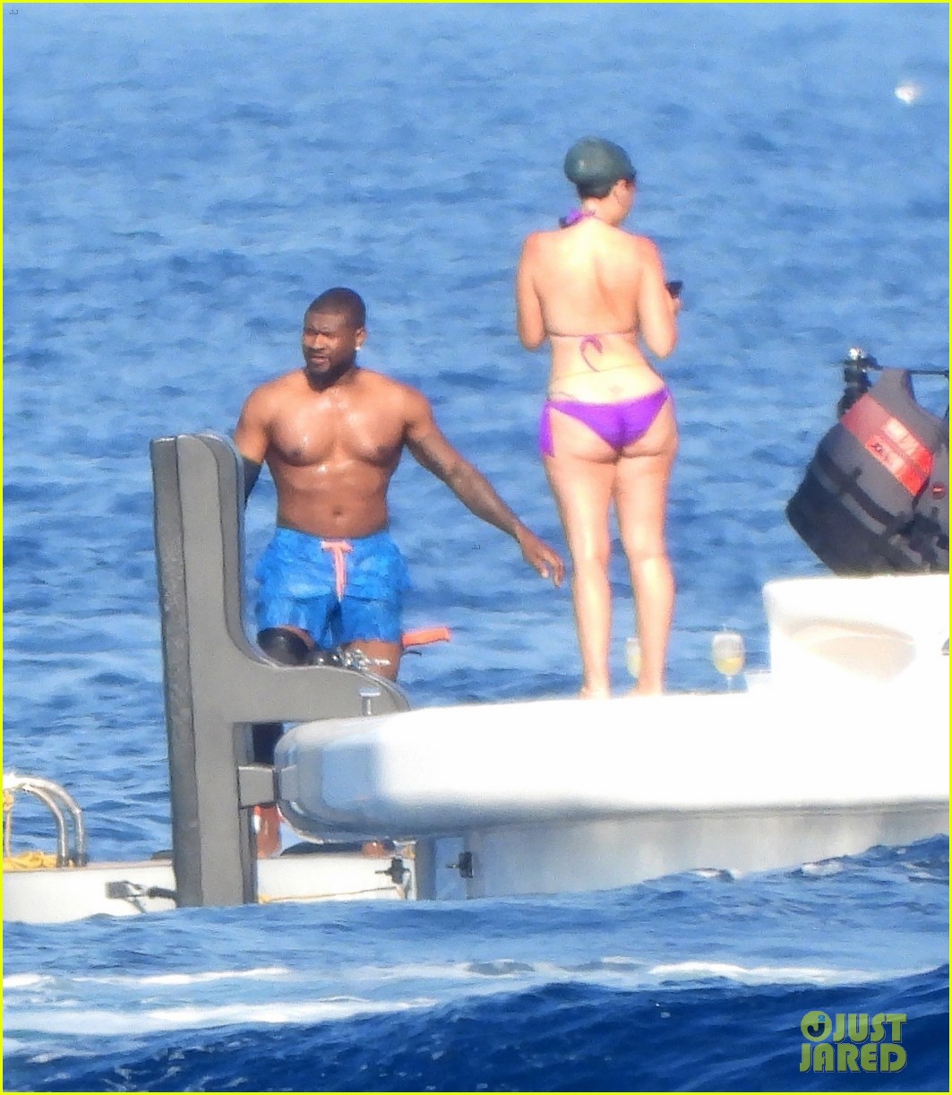 Usher Goes Shirtless During Yacht Day in Italy with Wife Jenn Goicoechea:  Photo 5176075 | Bikini, Jenn Goicoechea, Shirtless, Usher Photos | Just  Jared: Entertainment News, image size:1063x1222