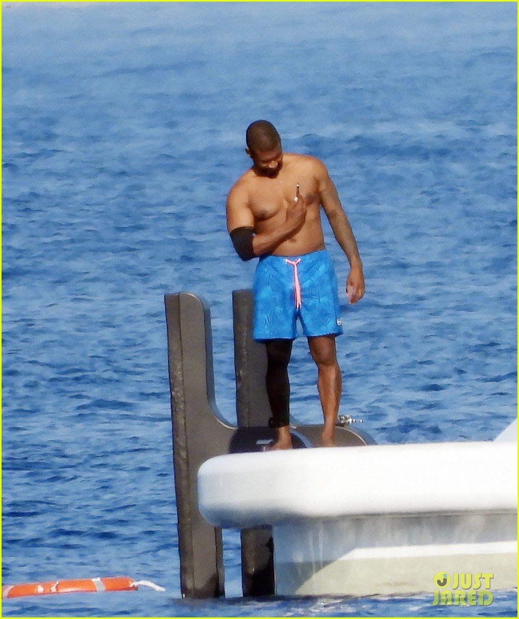 Usher Goes Shirtless During Yacht Day in Italy with Wife Jenn Goicoechea:  Photo 5176092 | Bikini, Jenn Goicoechea, Shirtless, Usher Photos | Just  Jared: Entertainment News, image size:1023x1222