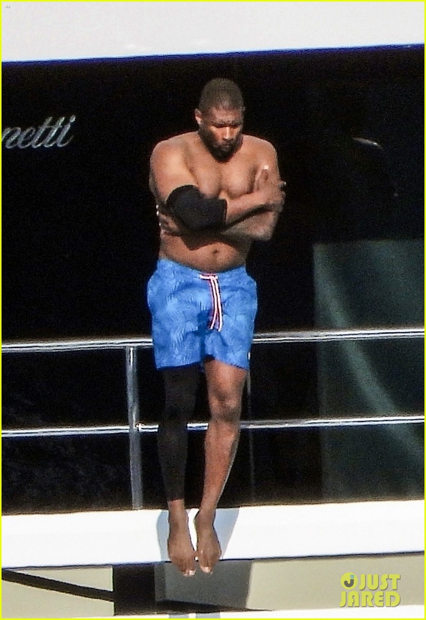 Usher Goes Shirtless During Yacht Day in Italy with Wife Jenn Goicoechea:  Photo 5176101 | Bikini, Jenn Goicoechea, Shirtless, Usher Photos | Just  Jared: Entertainment News, image size:840x1222