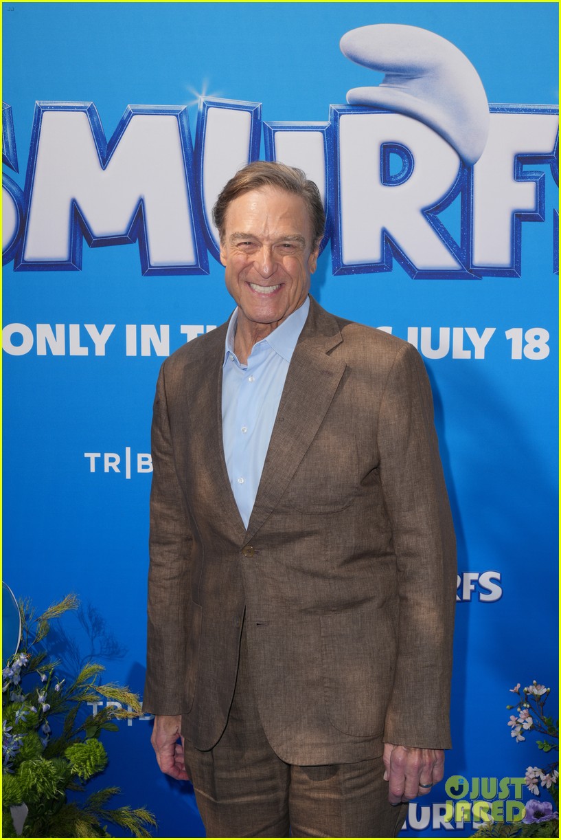 ROBsessed™ - Addicted to Robert Pattinson: Robert Pattinson at the GoGo  Gala 2016, image size:817x1222