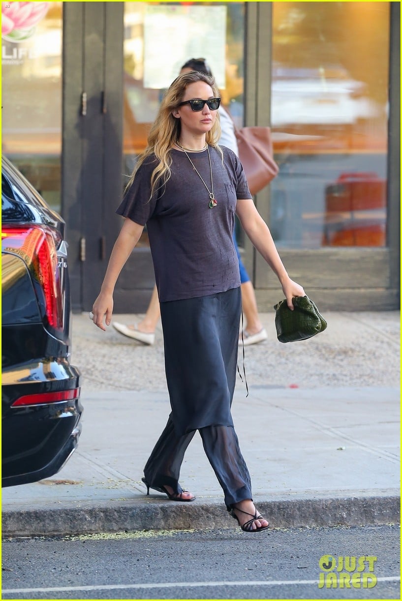 Jennifer Lawrence Steps Out for a Dinner Outing in NYC Photo 5185778