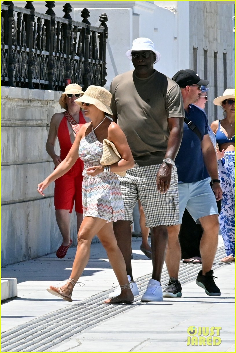 Michael Jordan & Wife Yvette Prieto Hold Hands on Vacation in Greece(00)