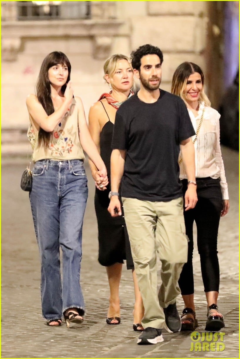 Dakota Johnson & Kate Hudson Run Into Ricky Martin While Having Dinner ...