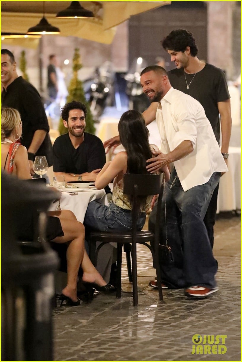 Dakota Johnson & Kate Hudson Run Into Ricky Martin While Having Dinner ...