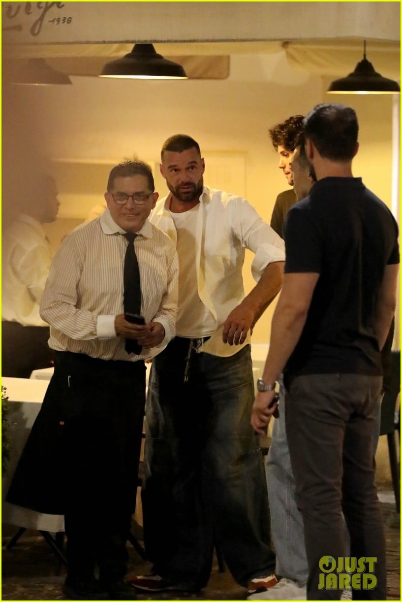 Dakota Johnson & Kate Hudson Run Into Ricky Martin While Having Dinner ...