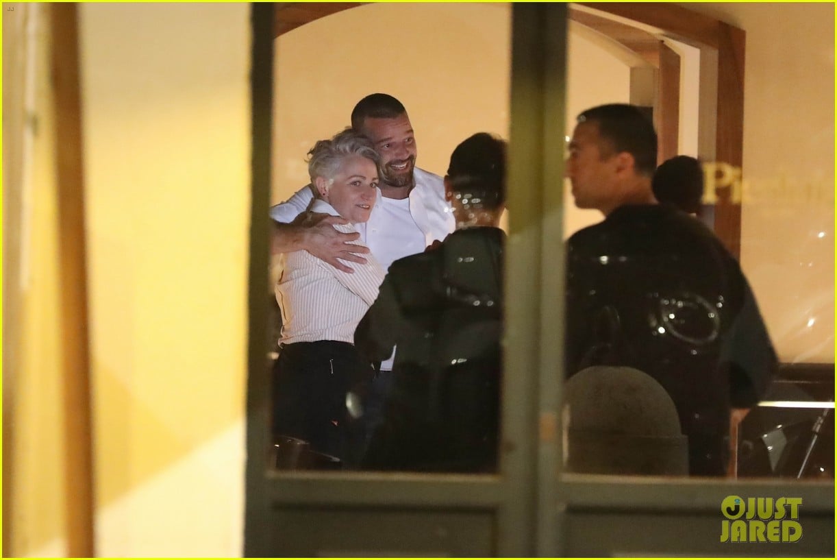 Dakota Johnson & Kate Hudson Run Into Ricky Martin While Having Dinner ...