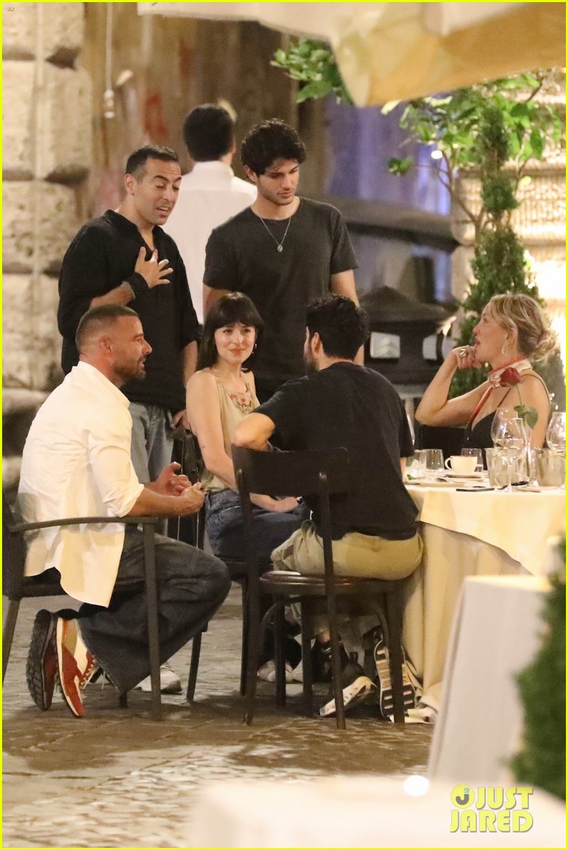 Dakota Johnson & Kate Hudson Run Into Ricky Martin While Having Dinner ...