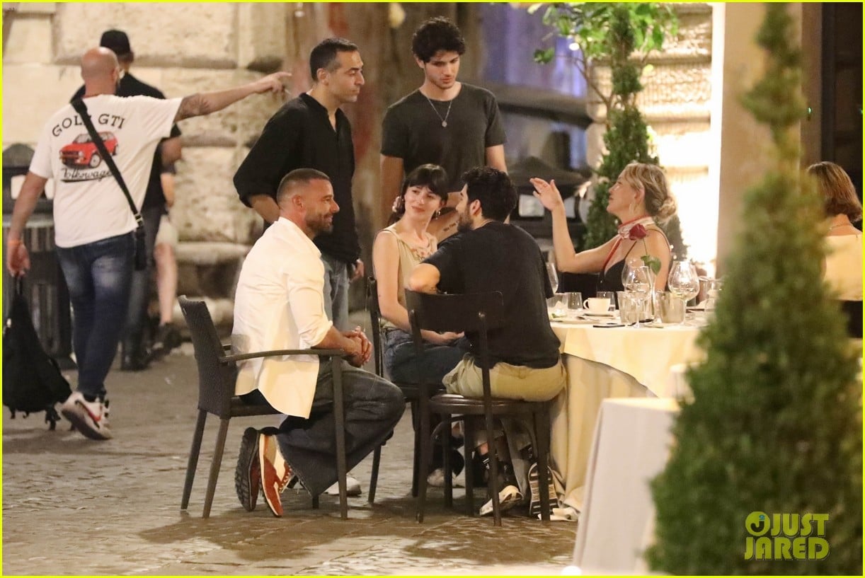 Dakota Johnson & Kate Hudson Run Into Ricky Martin While Having Dinner ...