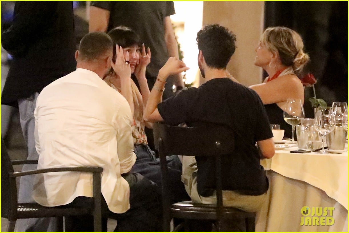 Dakota Johnson & Kate Hudson Run Into Ricky Martin While Having Dinner ...