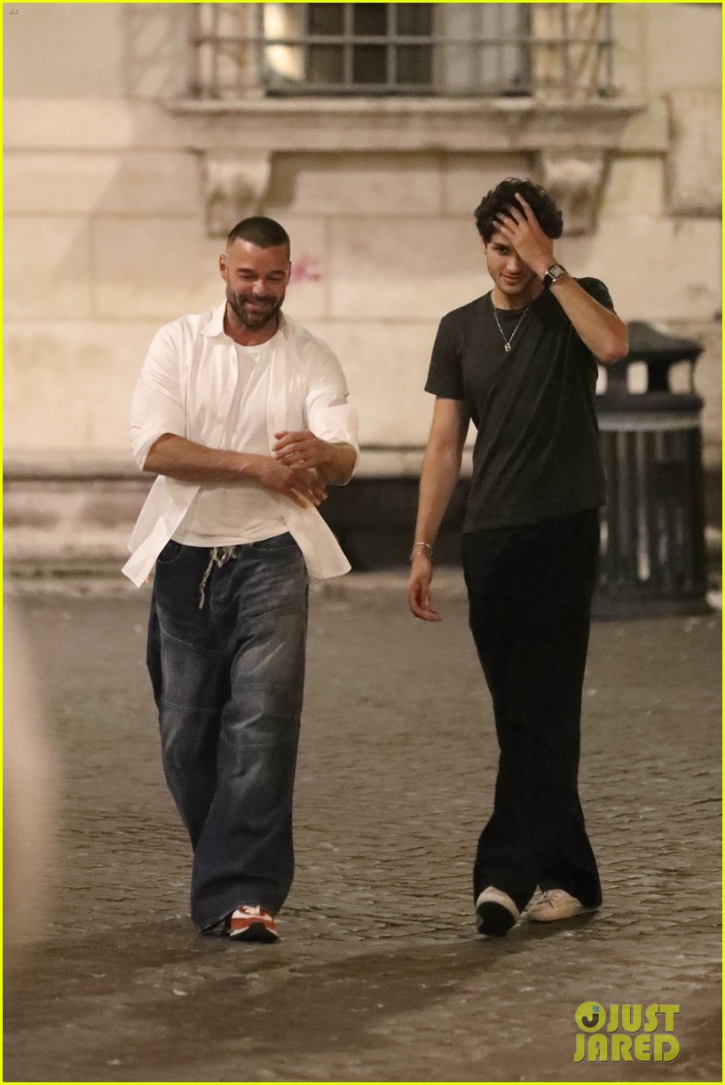 Dakota Johnson & Kate Hudson Run Into Ricky Martin While Having Dinner ...