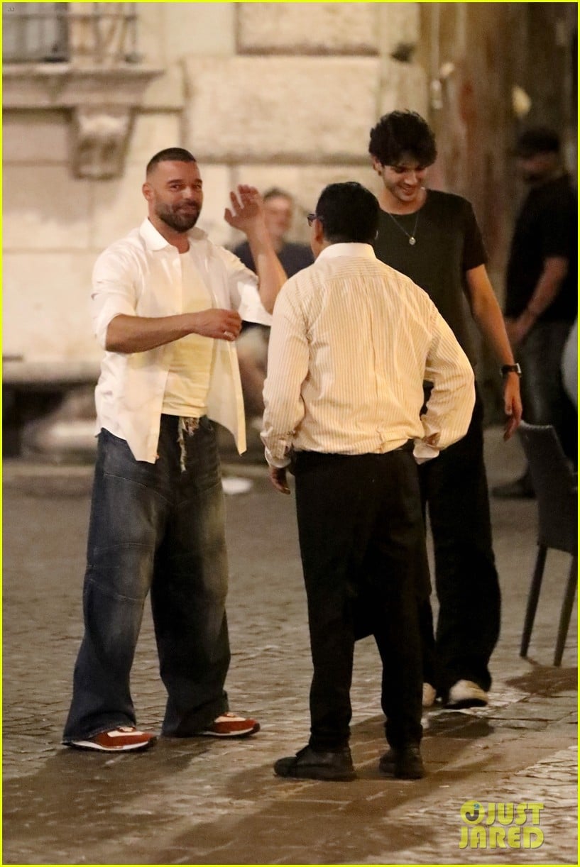 Dakota Johnson & Kate Hudson Run Into Ricky Martin While Having Dinner ...