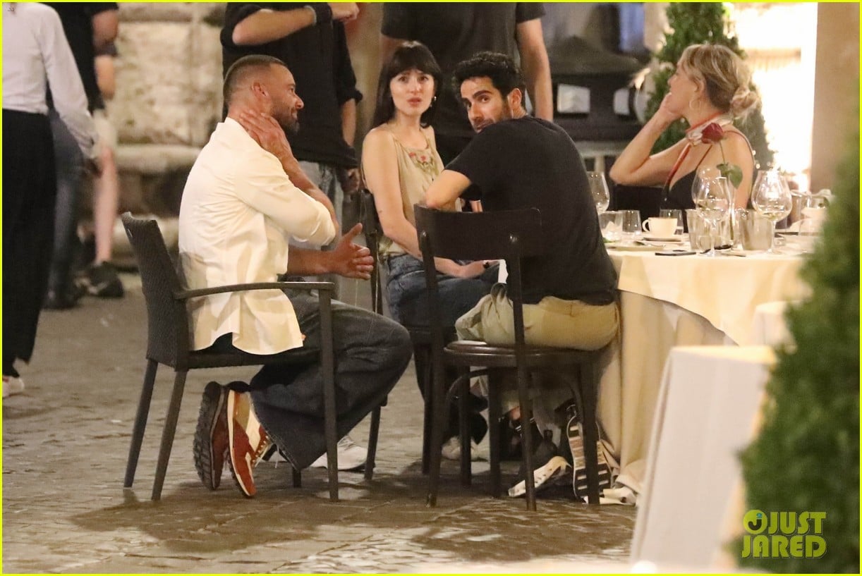 Dakota Johnson & Kate Hudson Run Into Ricky Martin While Having Dinner ...