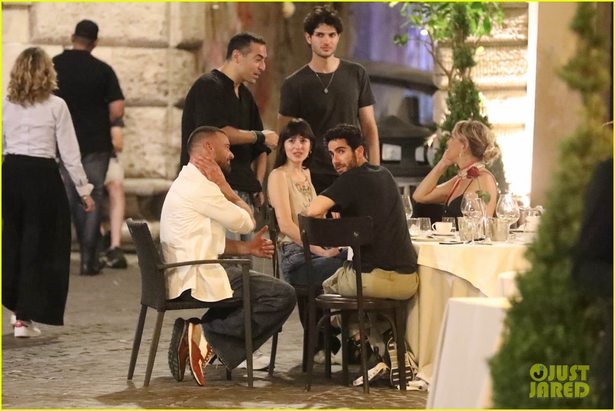 Dakota Johnson & Kate Hudson Run Into Ricky Martin While Having Dinner ...