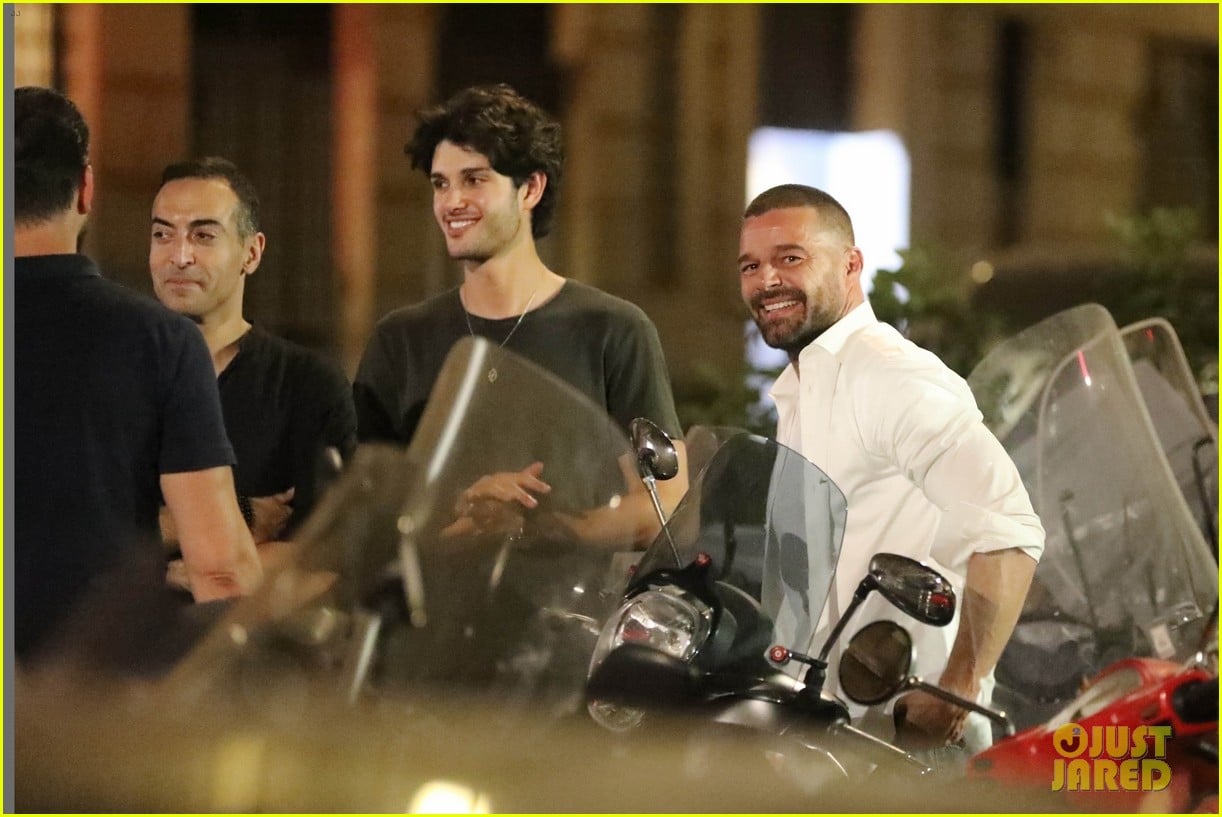 Dakota Johnson & Kate Hudson Run Into Ricky Martin While Having Dinner ...